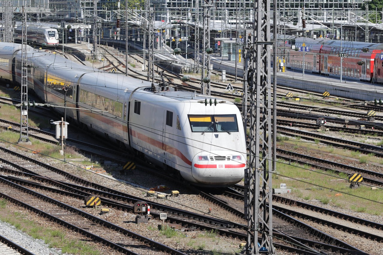 Deutsche Bahn: Künstler schläft im ICE ein - das kostet ihn 25.000 Euro (Symbolbild). 