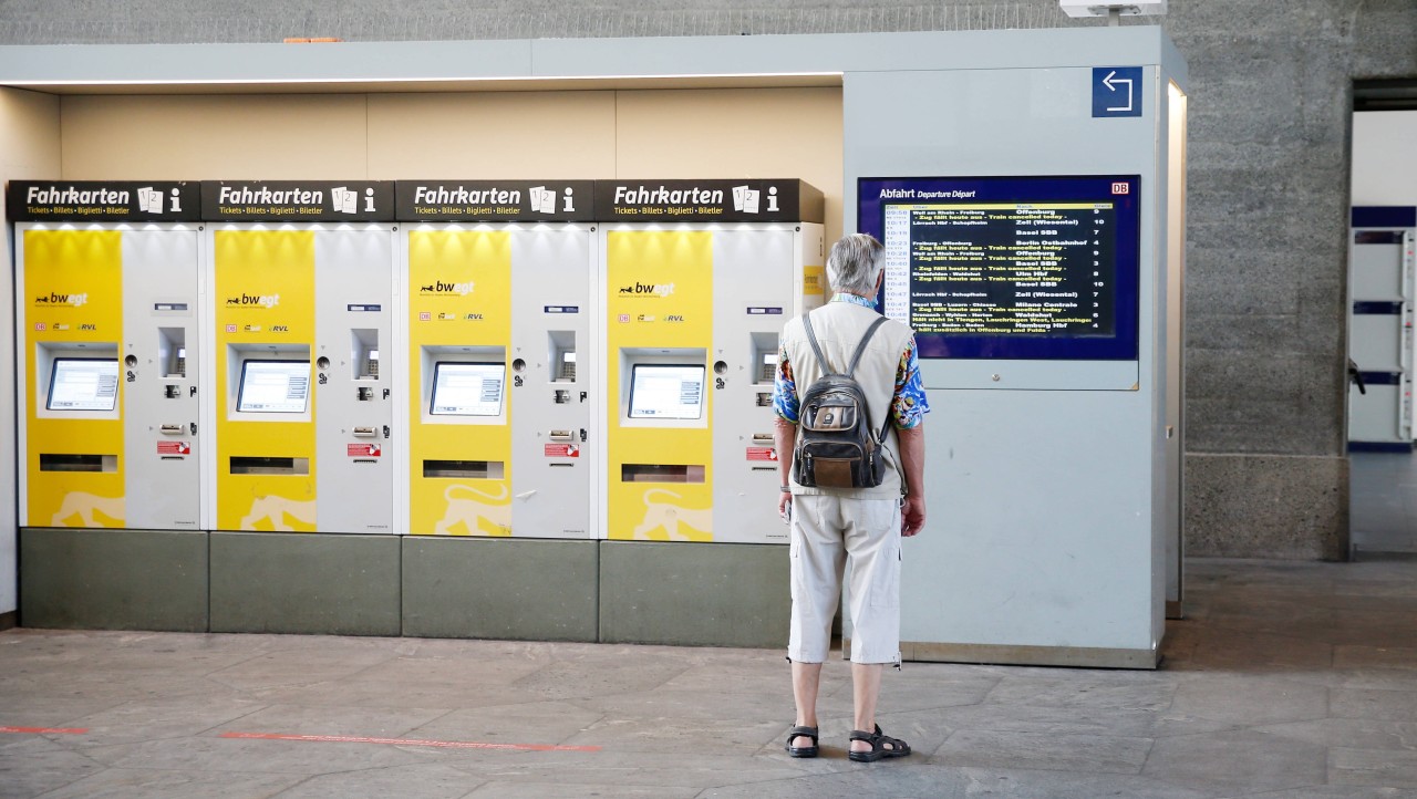 Deutsche Bahn zieht die Ticket-Preise an. (Symbolbild)