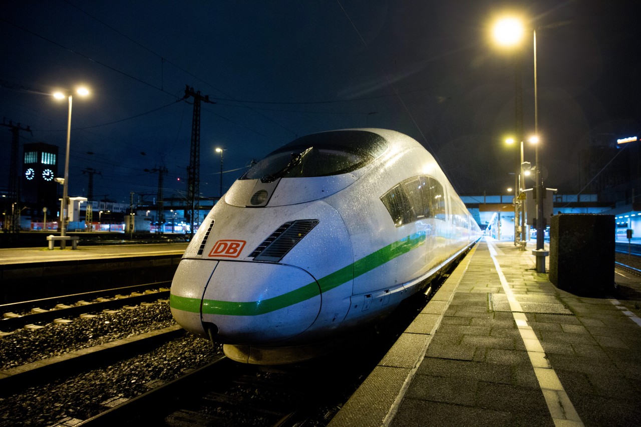 Deutsche Bahn in NRW: Das Starkregen-Chaos sorgt im Ruhrgebiet für massive Zugausfälle und  Verspätungen. (Symbolbild)