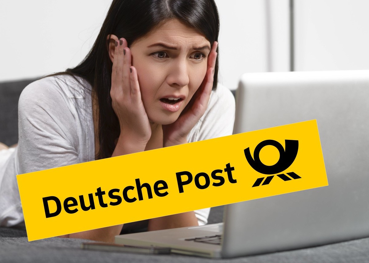Frau vor Laptop mit Deutsche Post Logo