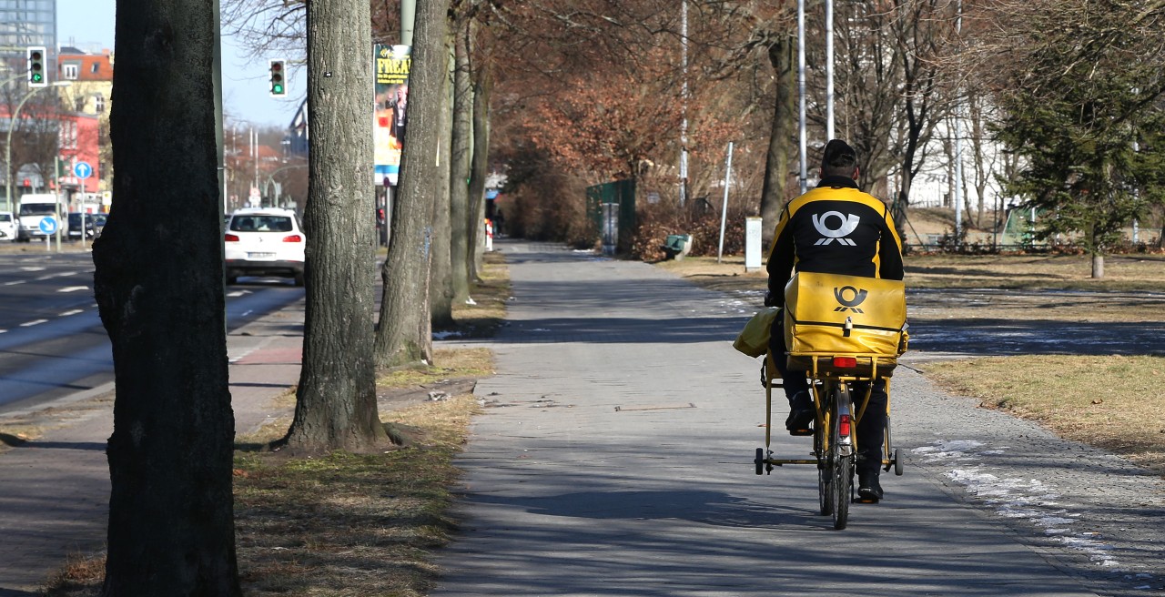 Deutsche Post: Verschwindet der klassische Briefträger bald gänzlich aus dem Stadtbild? (Symbolbild)