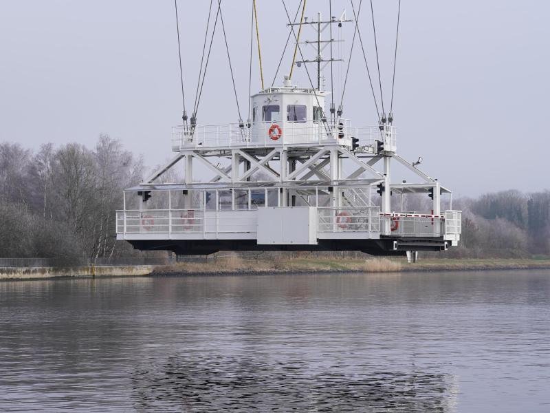 Die neue Rendsburger Schwebefähre fährt während einer Probefahrt über den Nord-Ostsee-Kanal (NOK) nach Rendsburg.