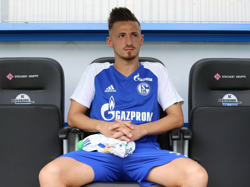 Donis Avdijaj ist bei Holtstein Kiel im Gespräch. Bisher sorgte nur Ex-BVB-Stürmer Marvin Ducksch bei den Störchen in vorderster Front für Unruhe. Daher suchen die Kieler eine ernstzunehmende Alternative. Bei Schalke hat Avdijaj sich selbst aufs Abstellgleis befördert. Findet er im hohen Norden zurück in die Spur?