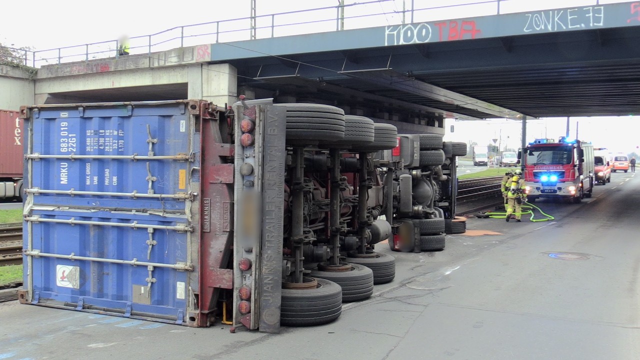 In Düsseldorf ist ein 40-Tonner in einer Rechtskurve umgekippt.