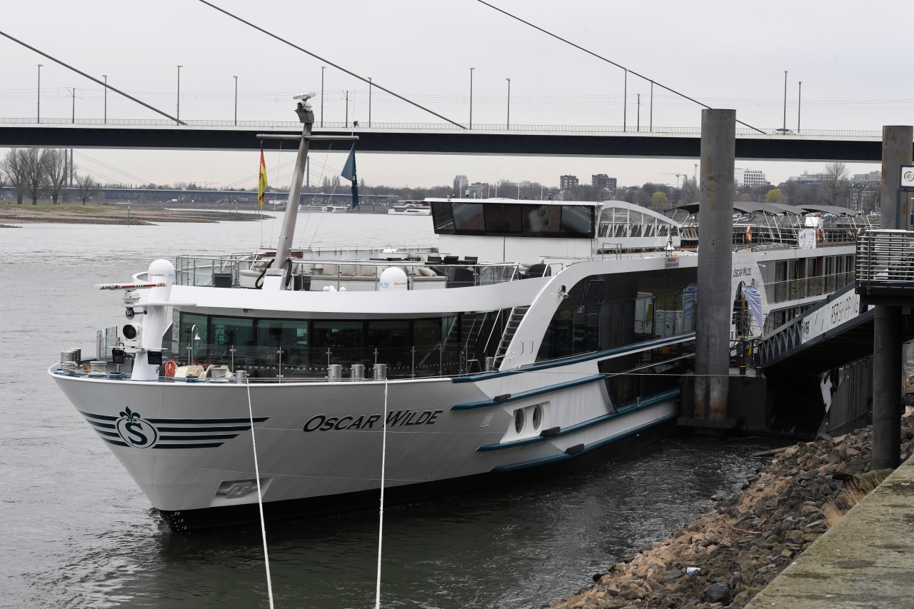 Düsseldorf: Auf diesem Hotelschiff soll eine junge Frau aus der Ukraine vergewaltigt worden sein.