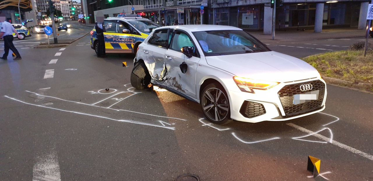 In Duisburg wurde eine unbeteiligte Frau bei einem illegalen Autorennen verletzt.