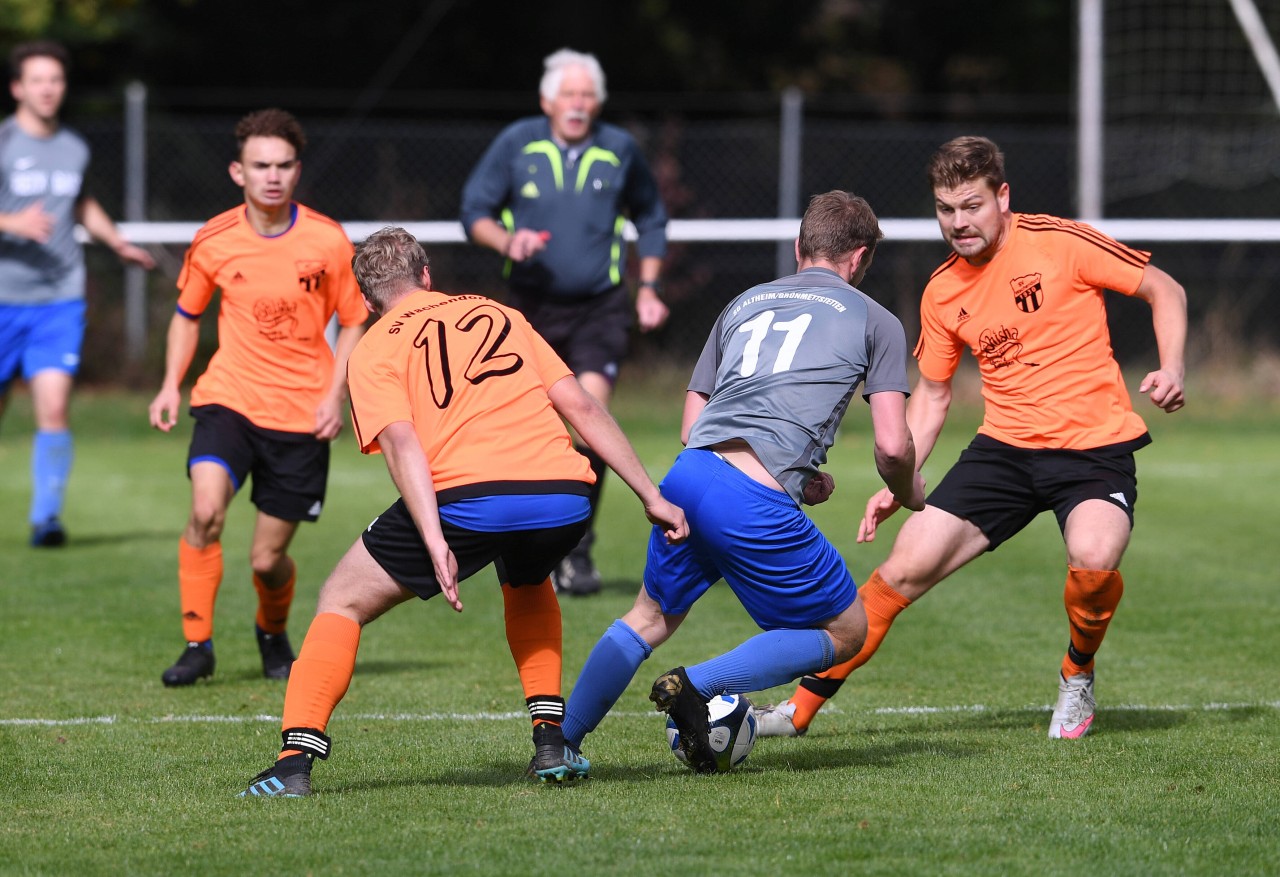 Bei einem Fußballspiel in Duisburg kam es zu einer Schlägerei. (Symbolbild)