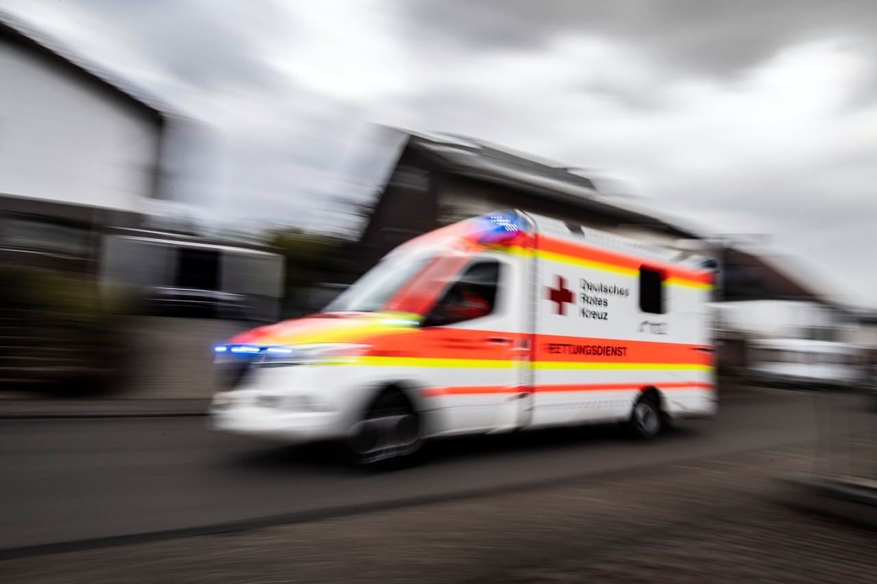 Duisburg: Eine Fußgängerin wurde von einem Lkw überrollt – sie konnte nicht mehr gerettet werden. (Symbolfoto)