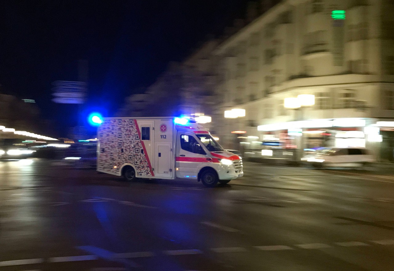 Duisburg: Ein 25-Jähriger wurde von einem Lkw überrollt und musste ins Krankenhaus. (Symbolbild)