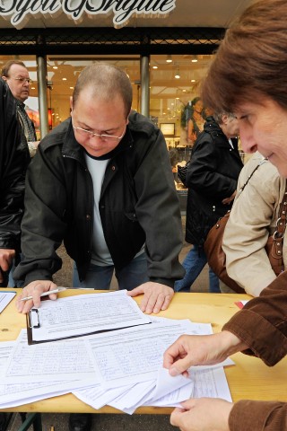 ... wenn sich das fortsetzen sollte, würde die Initiative keine vier Monate brauchen, um 15 Prozent der Wahlberechtigten zu erreichen. Auf www.neuanfang-fuer-duisburg.de informiert die Gruppe über den Stand der Sammlung.