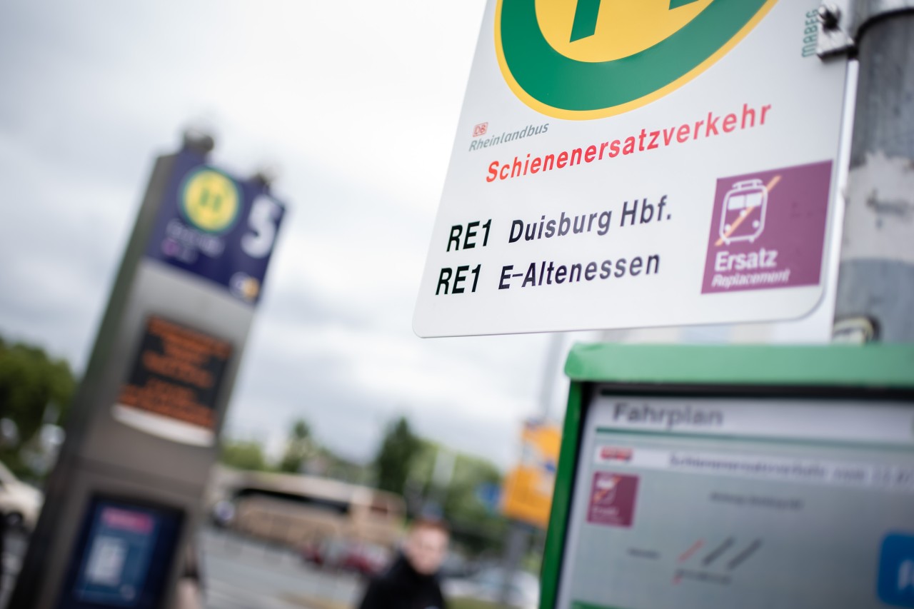 Schon in den Sommerfreien verkehrte ein Schienenersatzverkehr der Deutschen Bahn in NRW.