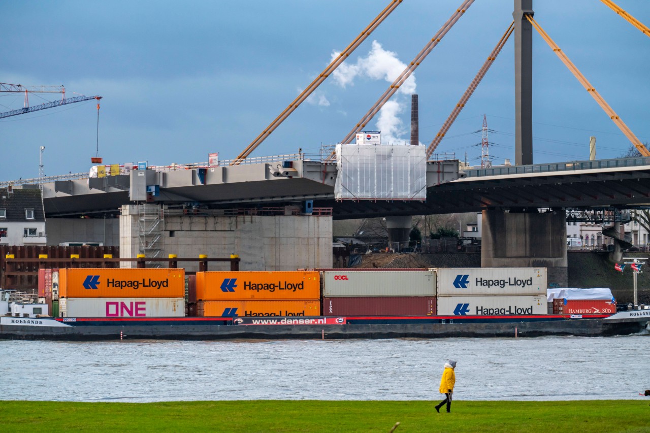 Duisburg: Auf dem Rhein war am Mittwoch plötzlich eine schillernde Substanz erkennbar – hat ein Schiff womöglich Treibstoff verloren? (Symbolfoto)