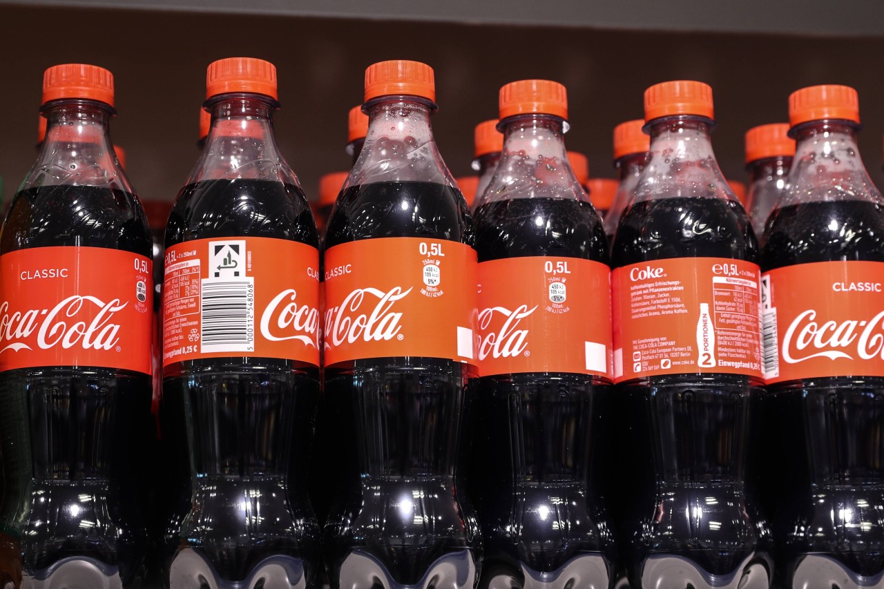 Auch in Zukunft werden in den Edeka-Regalen die Produkte von Coca-Cola stehen. (Symbolbild)