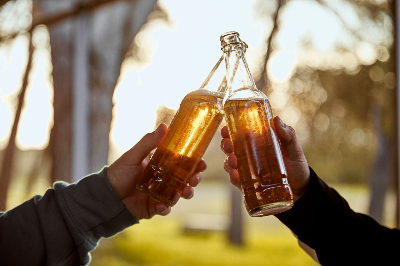 Na dann, Prost! Ökötest hat 50 Pilsbiere genauer unter die Lupe genommen. Die gute Nachricht: Viele schneiden gut ab. Doch eins fällt gnadenlos durch. (Symbolbild)