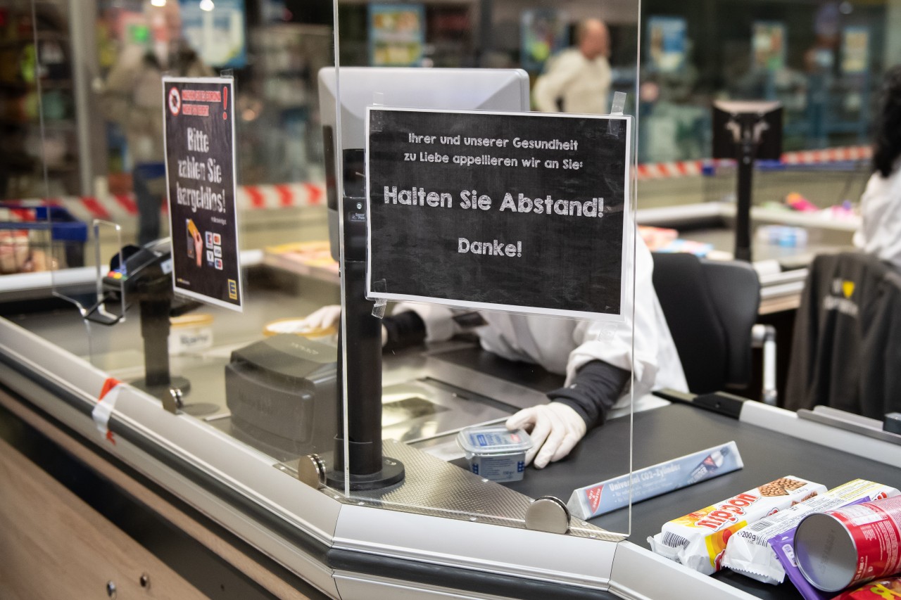 Mitarbeiter von Edeka Nord sollen einen Einkaufsgutschein im Wert von 50 Euro erhalten, wenn sie sich impfen lassen. (Symbolbild)