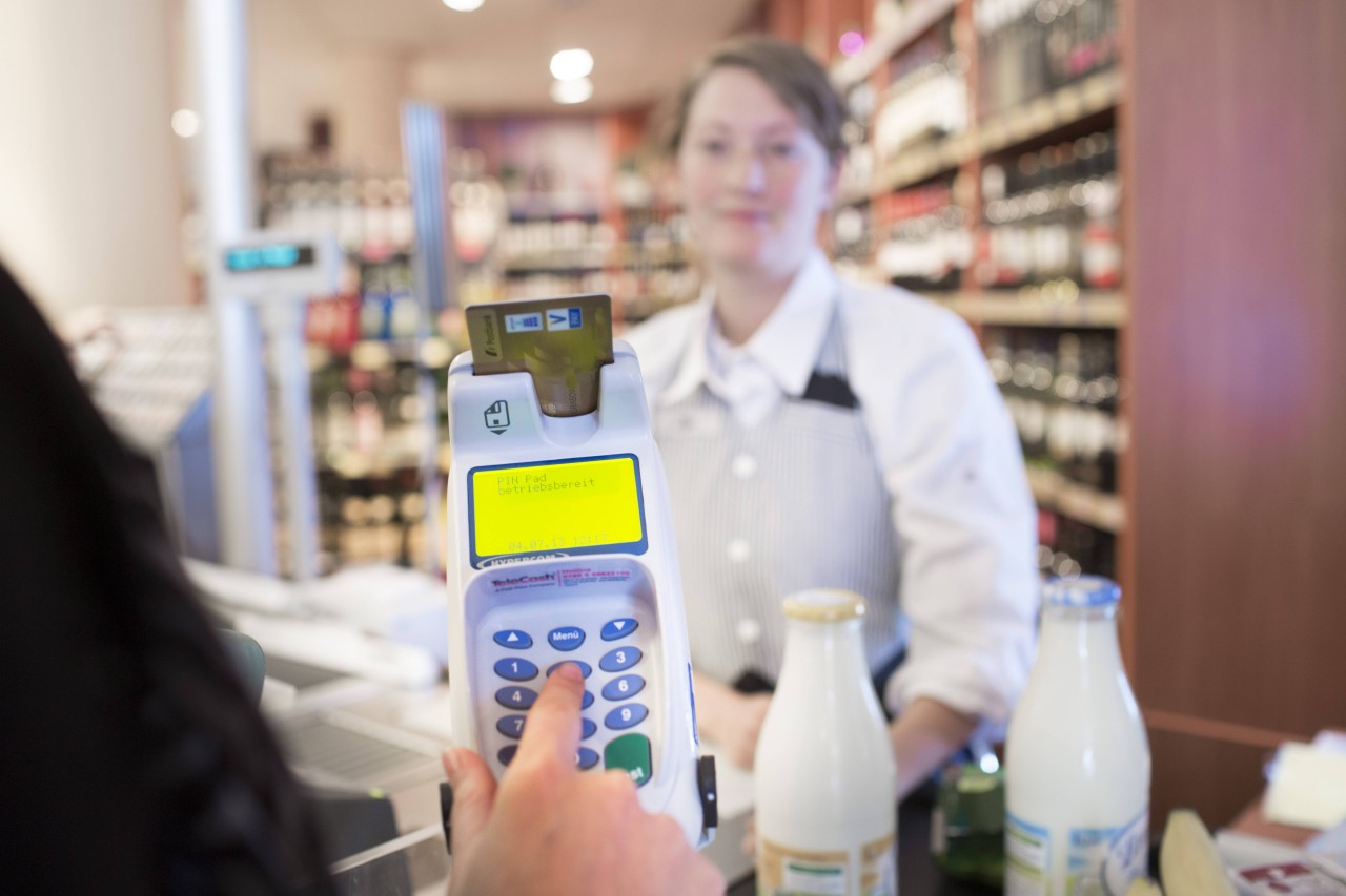 Bei Edeka, Rewe und anderen Supermärkten kann momentan nicht immer mit Karte bezahlt werden. (Symbolfoto)