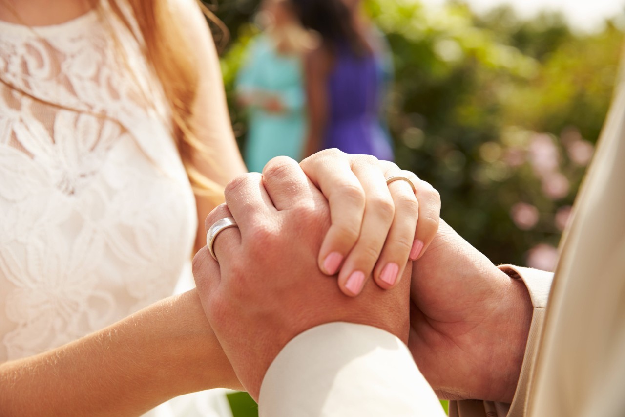 Das Tauschen der Ringe ist eine bekannte Tradition während der Hochzeit. (Symbolbild)
