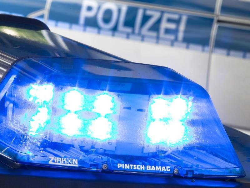 Ein Blaulicht leuchtet auf dem Dach eines Polizeiwagens.