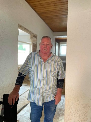 Ulrich Dunkel in der unteren Etage seines Hauses in Erftstadt – die Schäden kosten den Rentner rund 85.000 Euro.