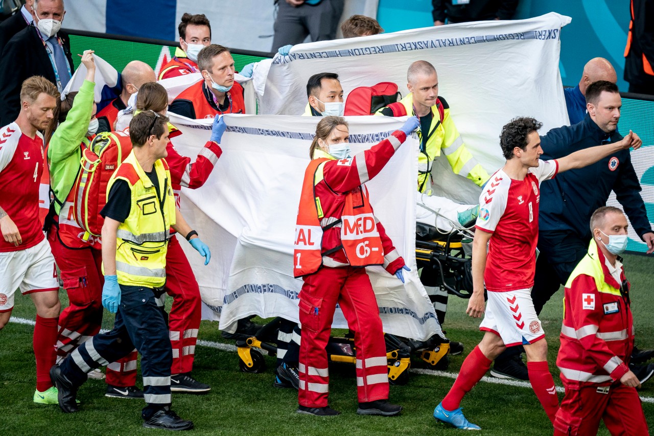 Christian Eriksen wird nach seinem Zusammenbruch vom Platz getragen.