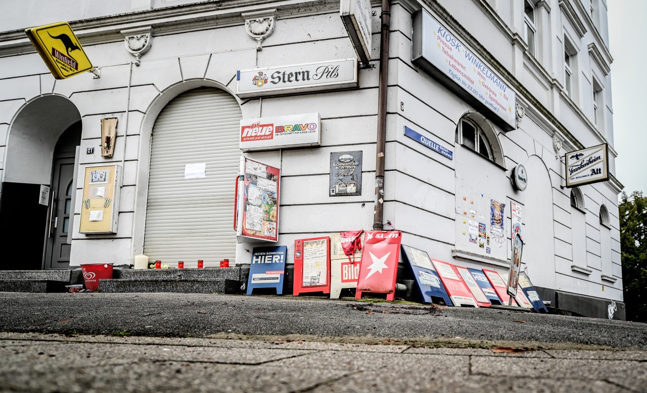 Thomas Winkelmann ist tot. Trauernde haben Kerzen an seinem Kiosk in Werden aufgestellt.