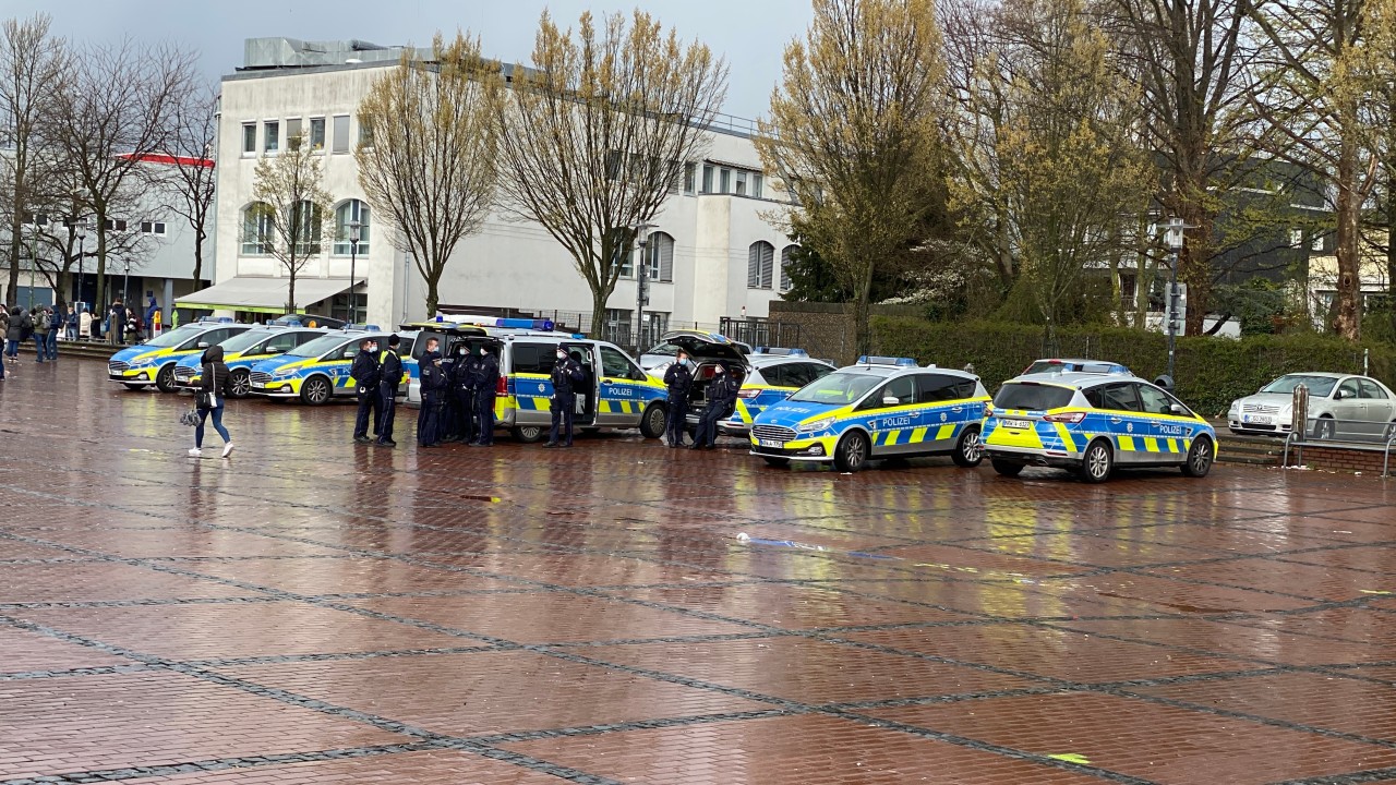 Das Allee-Center in Essen wurde geräumt. Die Polizei sucht das Gebäude ab. 