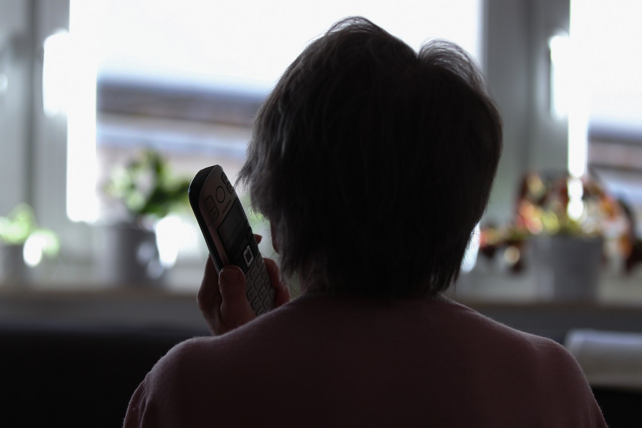 Essen: Eine Frau aus Essen hebt den Telefonhörer ab und erlebt den Schock ihres Lebens. (Symbolbild)