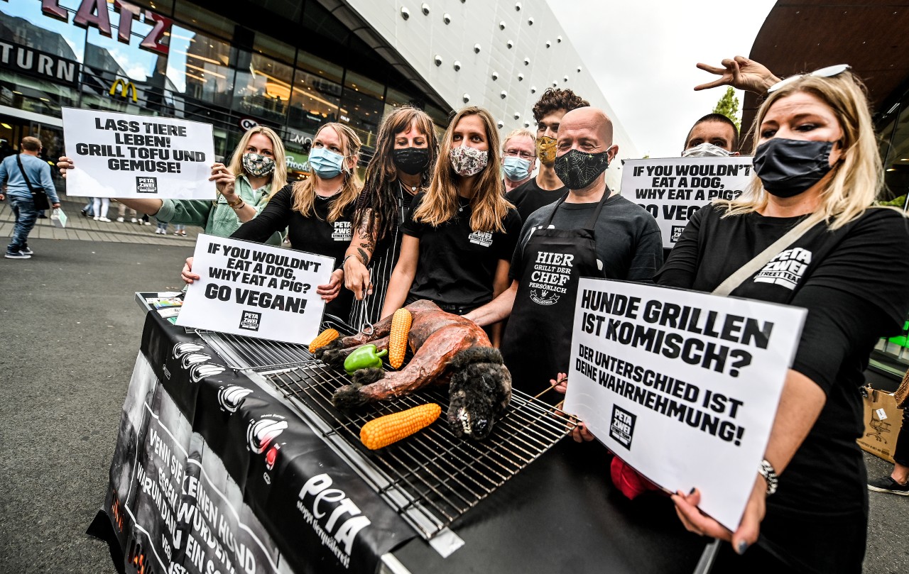 Die Tierschutzorganisation Peta bei einem radikalen Protest mit einer gegrillten Hunde-Puppe gegen Fleischkonsum in Essen im vergangenen Jahr.