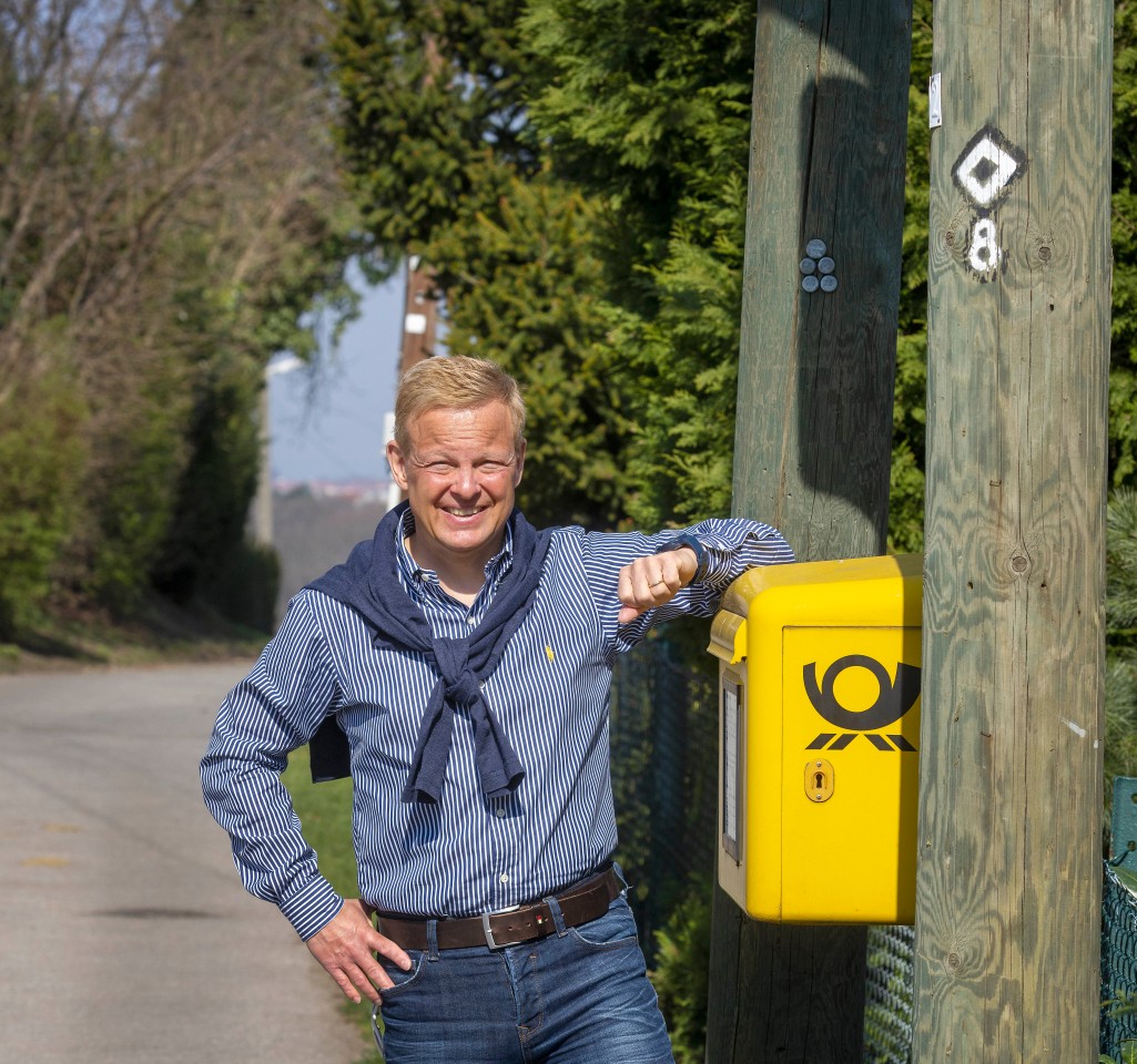 Ratsherr Dirk Kalweit vor dem letzten verbliebenen Briefkasten der Deutschen Post in Essen Byfang.