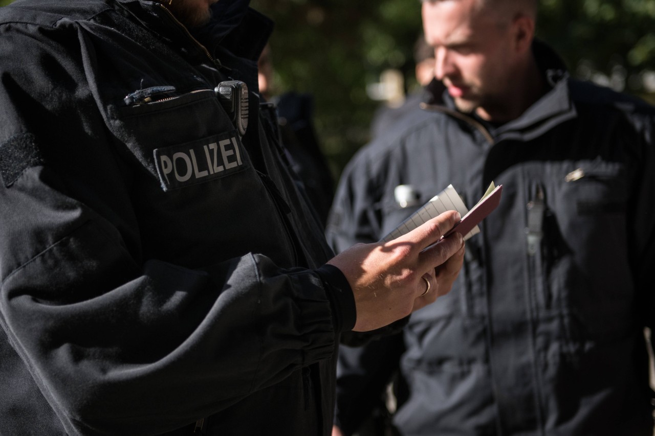 Essen: Polizei kann nicht fassen, was sie bei einer Ausweis-Kontrolle entdecken. (Symbolbild)