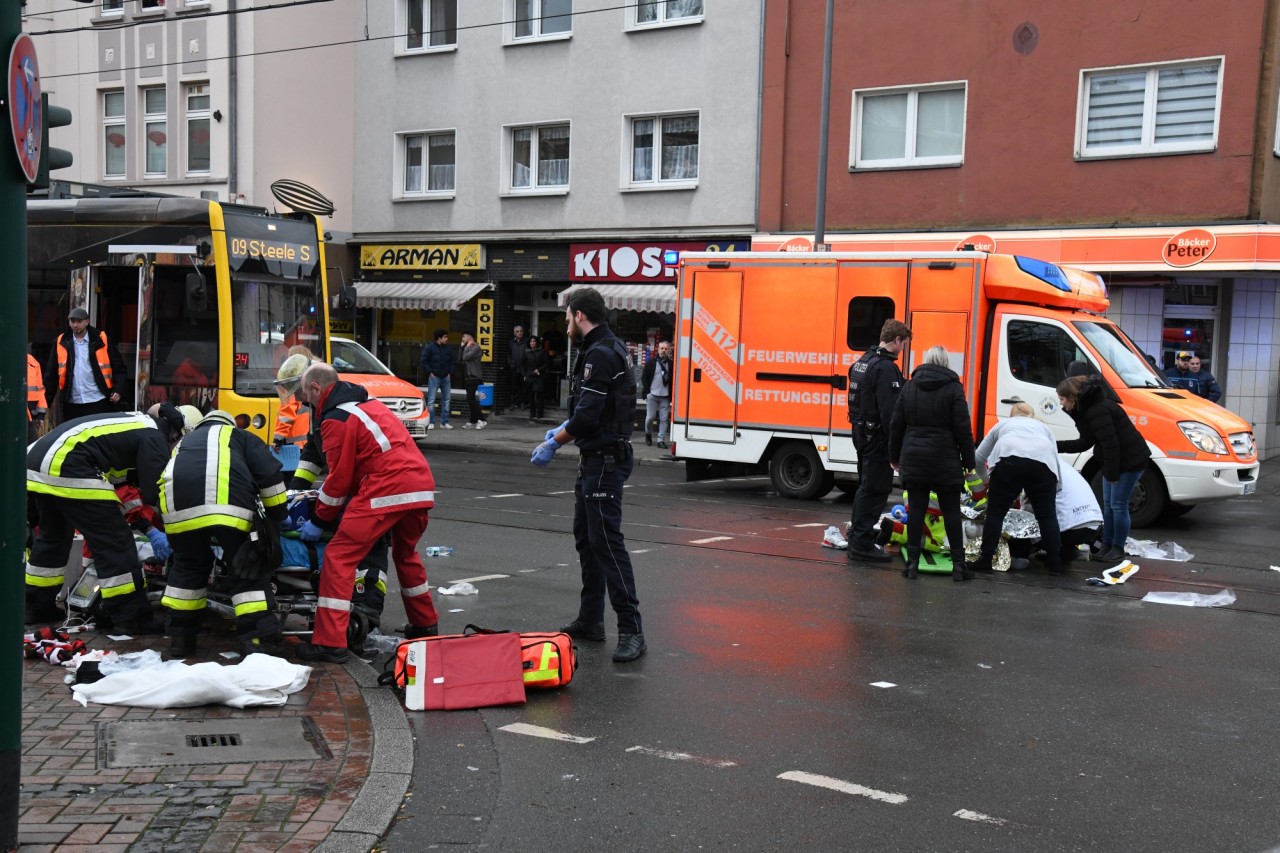 29.02.2020: Einsatzkräfte versorgen Verletzte, nachdem eine Seniorin an einer Straßenbahn-Haltestelle in eine Menschenmenge gefahren war. 13 Menschen sind zum Teil schwer verletzt worden, ein Mann ist gestorben. (Archivfoto)