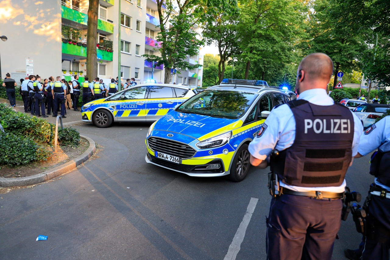 In Essen müssen plötzlich mehrere Streifenwagen wegen einer Massenschlägerei unter Nachbarn ausrücken. 