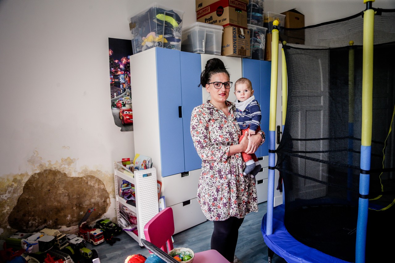 Essen: Julia Nolte, mit dem jüngsten ihrer drei Kinder auf dem Arm, im Kinderzimmer. 