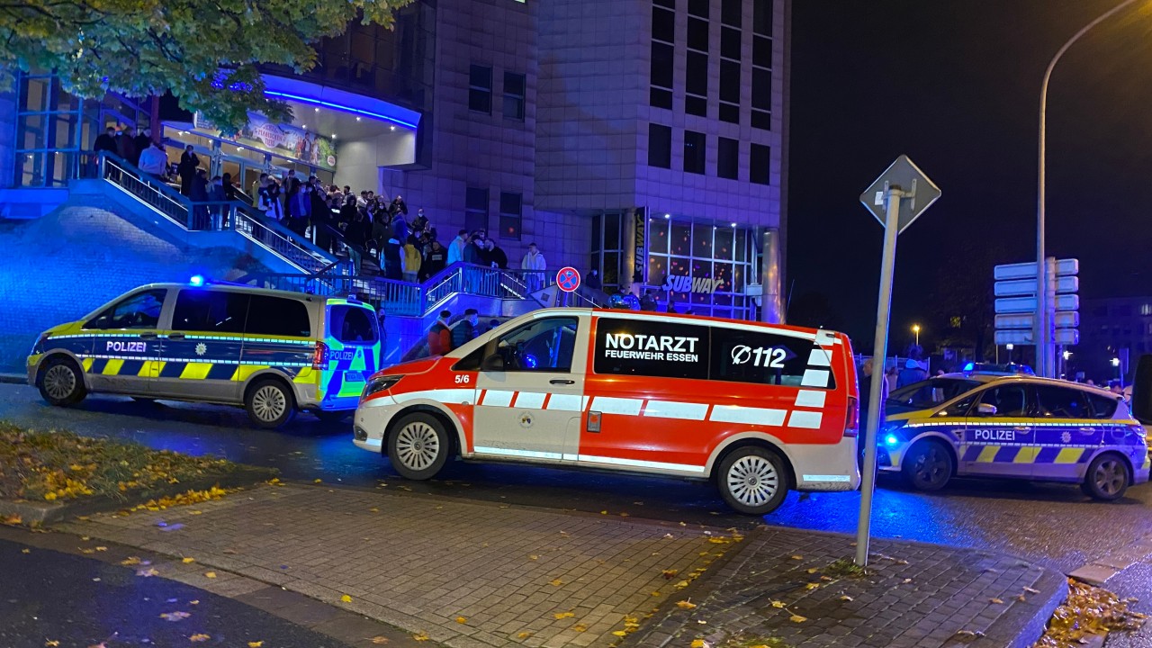 Essen: Polizei-Einsatz am „Cinemaxx“-Kino am Berliner Platz.