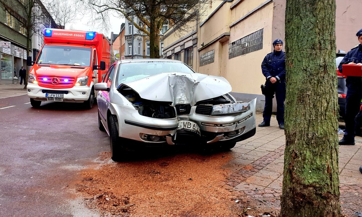 Essen Unfall Krayer Straße.jpg