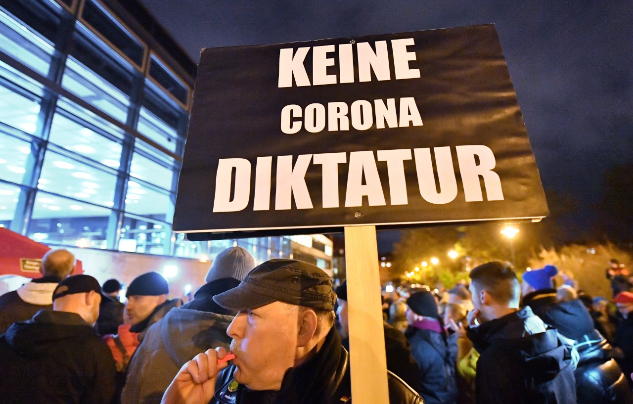 Essen: Die Polizei ermittelt gegen einen Essener Arzt nach einer Corona-Demo in Bottrop. (Symbolbild)