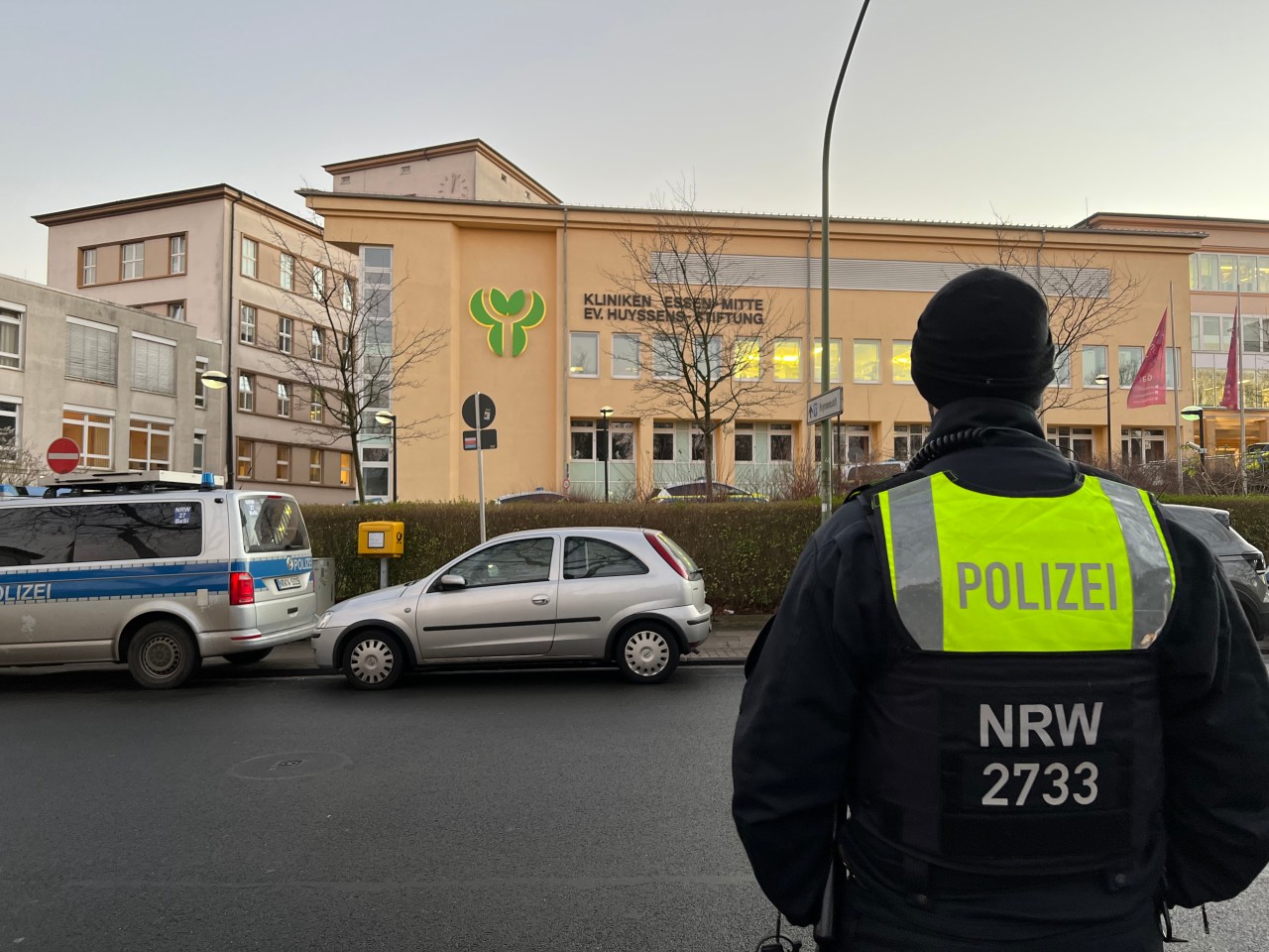 Essen: Die Polizei sucht nach einem vermissten Häftling. Er floh am Donnerstag aus einem Krankenhaus. 