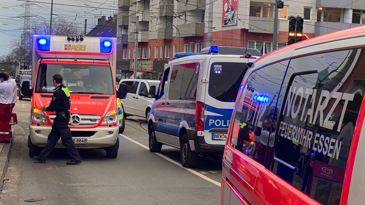 In Essen wurde ein Jugendlicher von einer Gruppe angegriffen und mit einem Messer verletzt. (Symbolbild)