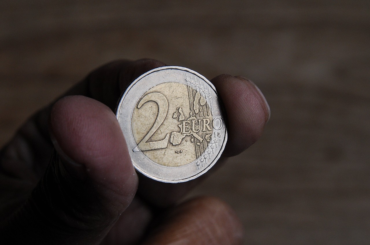 Euro: Eine Zwei steht vorne drauf, doch diese Münze könnte dir mehrere Millionen einbringen. (Symbolbild)