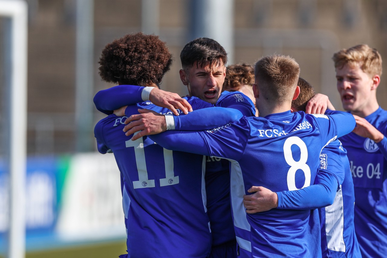 Die A-Jugend des FC Schalke 04 jubelt.