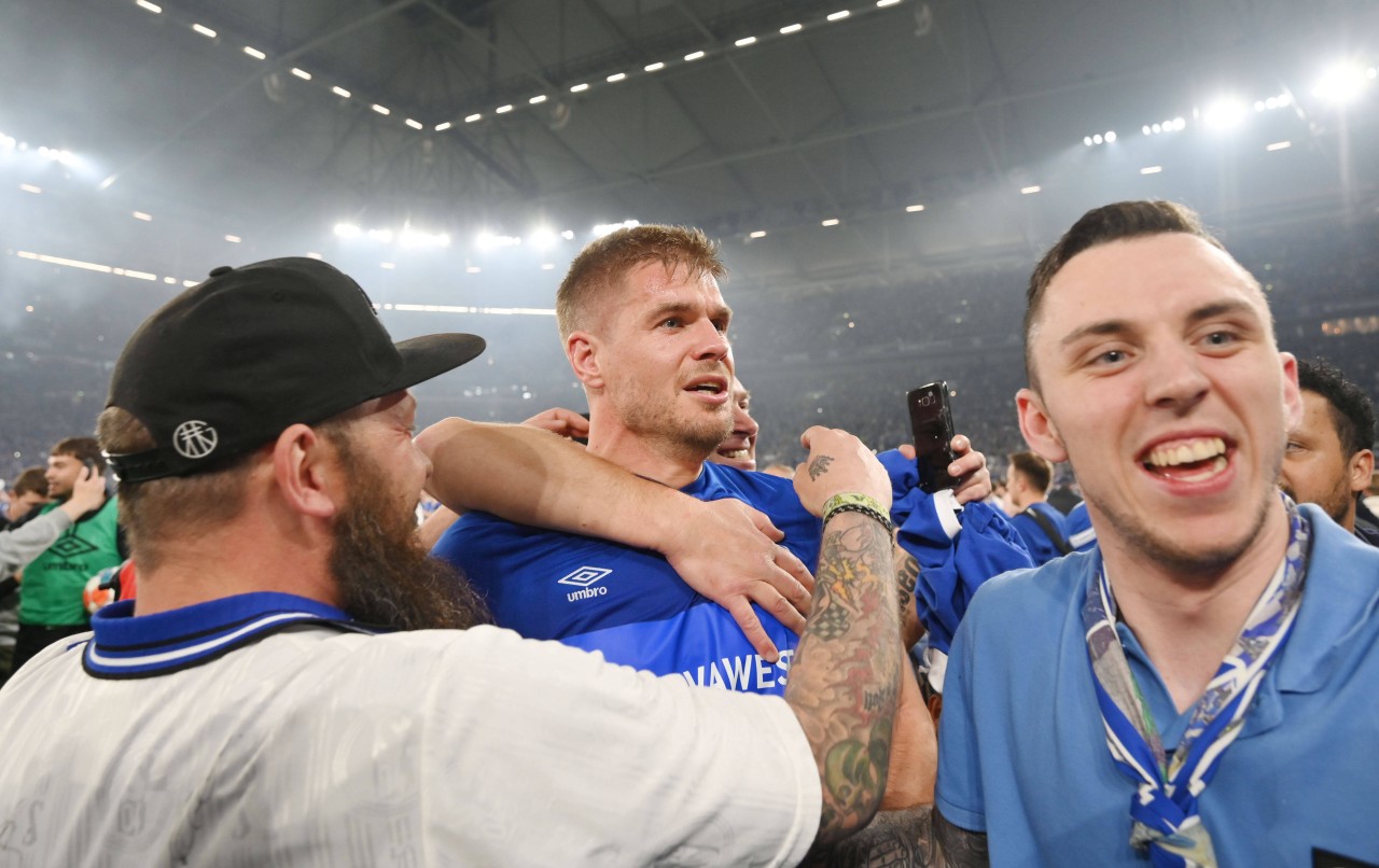 Nach dem Schlusspfiff stürmten die Schalke-Fans den Platz.