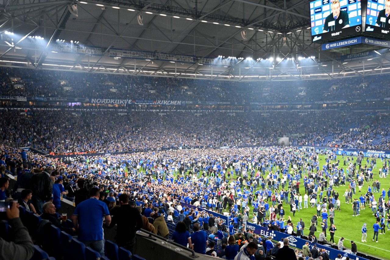Die Schalker Fans stürmten den Platz nach Spielschluss.
