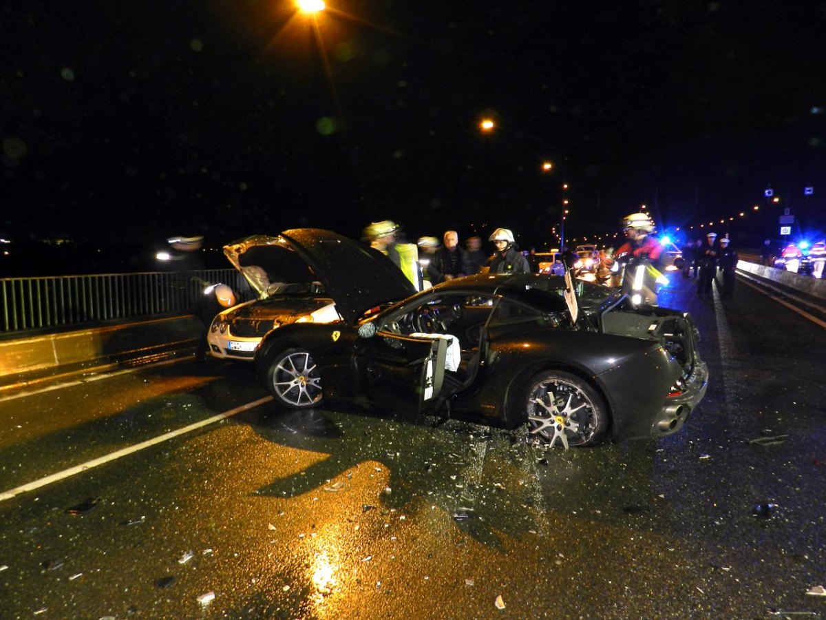 Ferrari-Unfall-Düsseldorf-Rheinkniebrücke.JPG