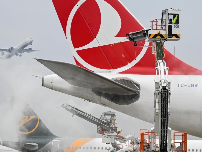 Fliegen bei Winterwetter: Ein Airbus A330 der Turkish Airlines wird vor dem Start mit einem Frostschutzmittel besprüht.