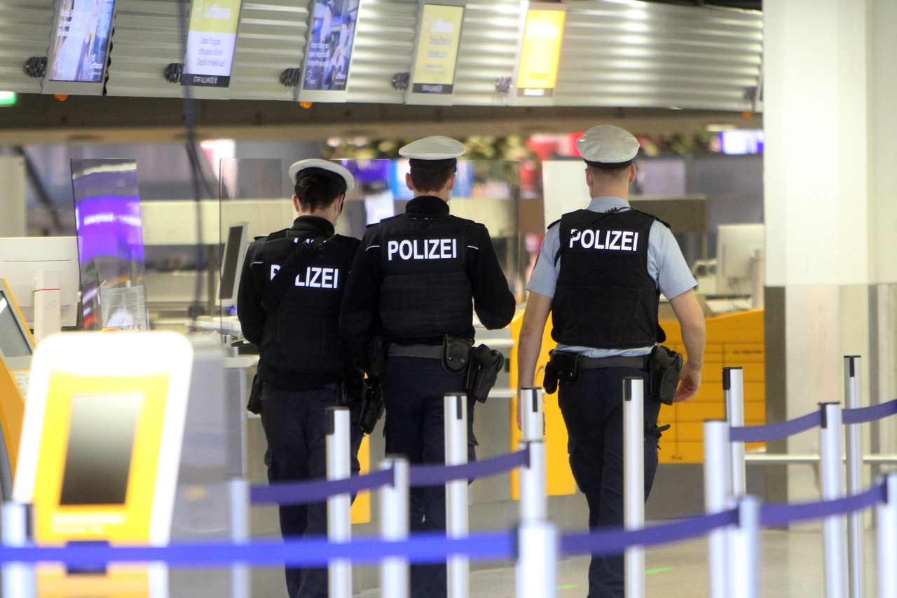 Am Flughafen Köln/ Bonn kann die Bundespolizei zwei europaweit gesuchte Personen festnehmen. (Symbolbild)