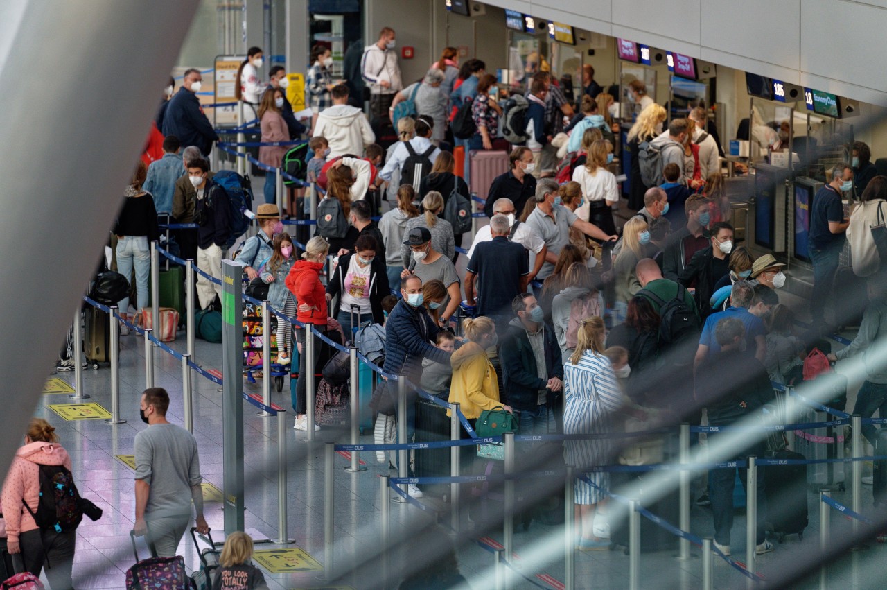 Wer will schon diese Bilder sehen? Am Flughafen Düsseldorf sind zuletzt riesige Warteschlangen zu verzeichnen gewesen. Dabei habe die Sommerferien in NRW noch gar nicht begonnen. (Archivfoto)