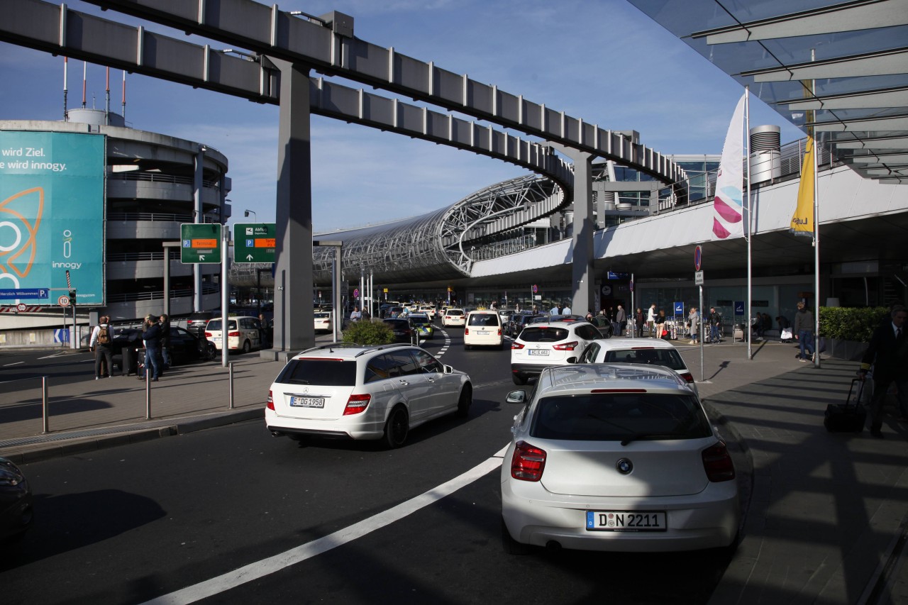 Flughafen Düsseldorf: Die Parkplätze vor den Eingängen sind ebenso beliebt wie teuer. 