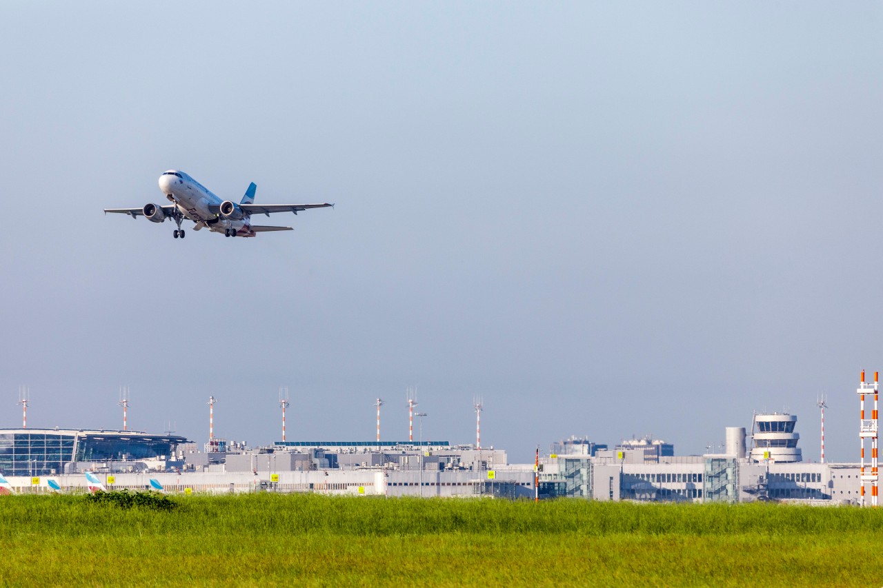 Flughafen Düsseldorf: In den Sommerferien werden wieder mehr Menschen in den Urlaub fliegen. (Symbolbild)