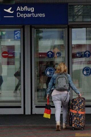 Am Flughafen Düsseldorf werden in den Sommerferien Tausende Reisende erwartet. (Symbolbild)