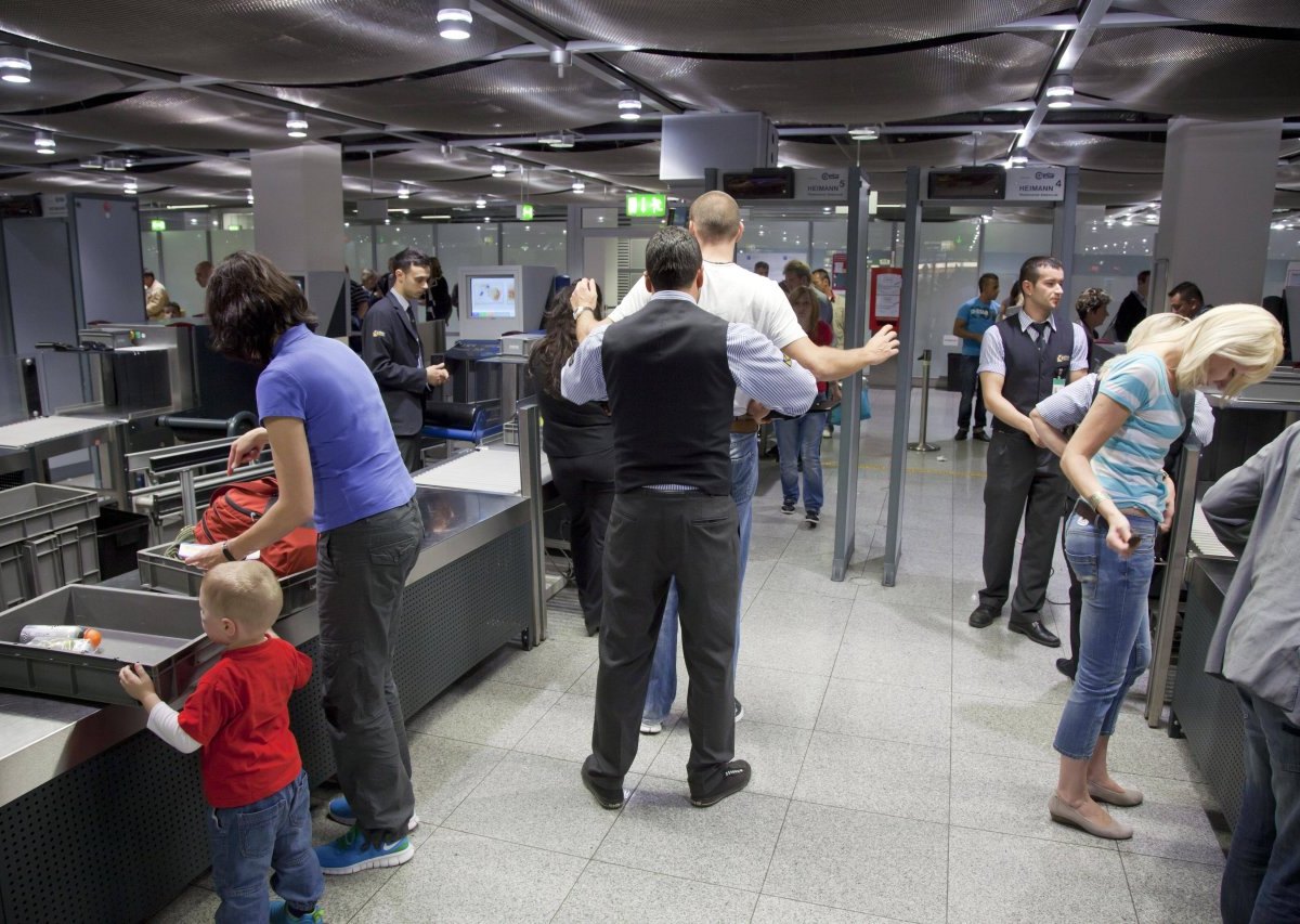 Flughafen Düsseldorf Kontrolle.jpg